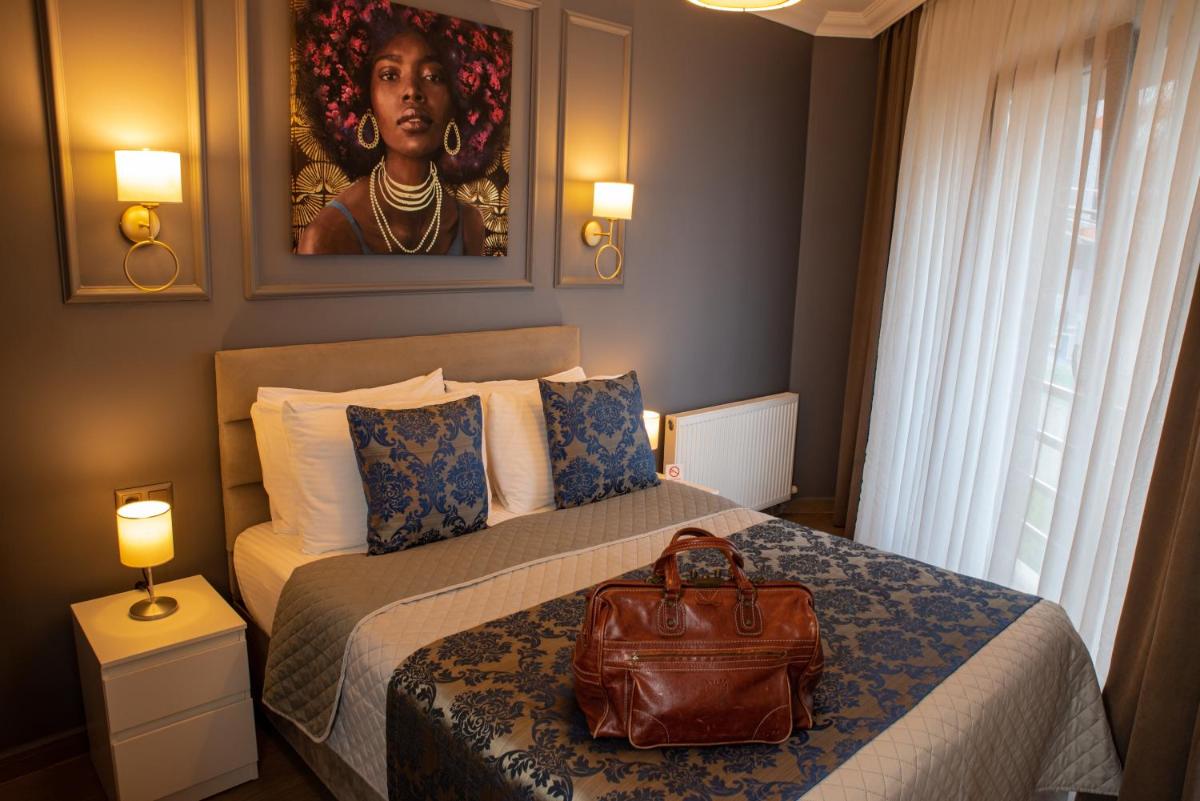 12 rooms hotel
