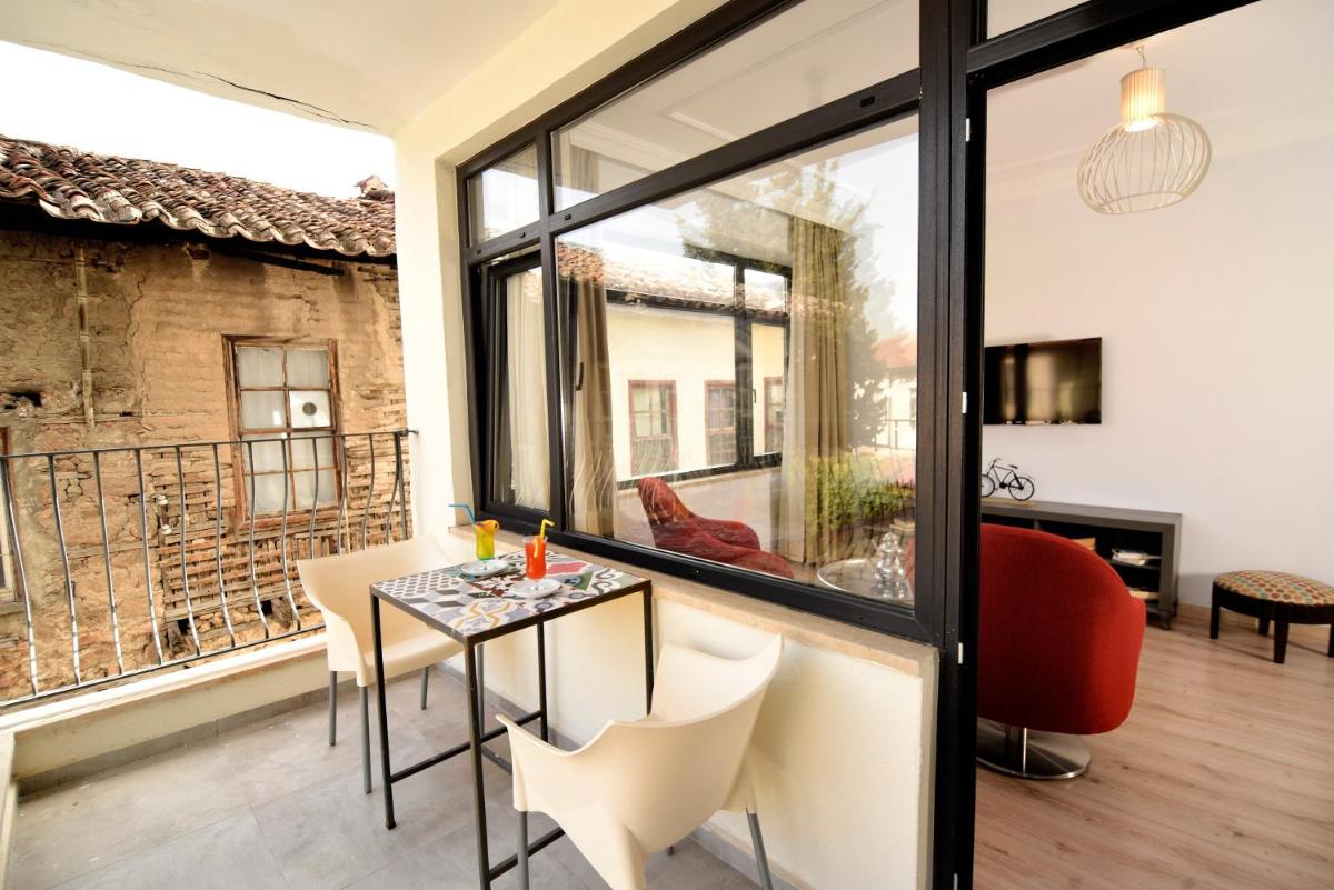 Bright Flat with Balcony near Hadrian's Gate