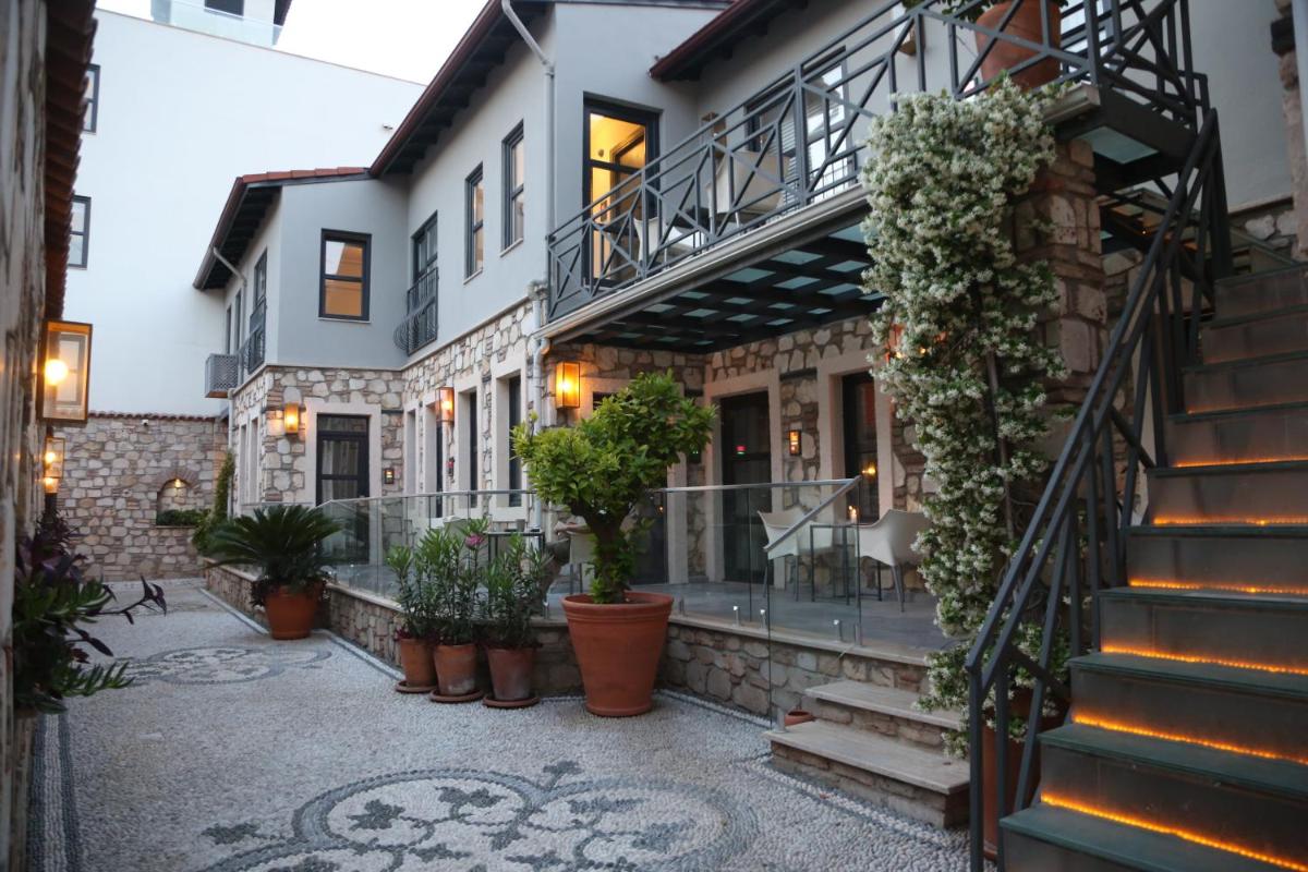 Chic Garden Flat with Patio near Hadrian's Gate