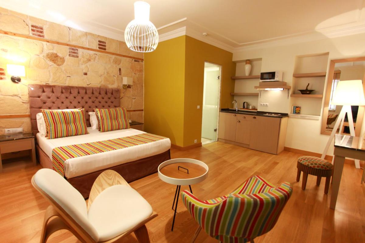 Colorful Studio Flat near Hadrian's Gate