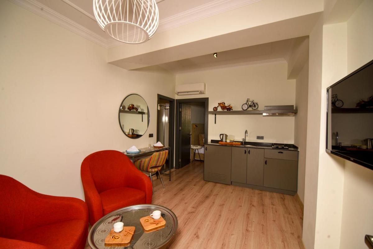 Colorful Flat with Terrace near Hadrian's Gate