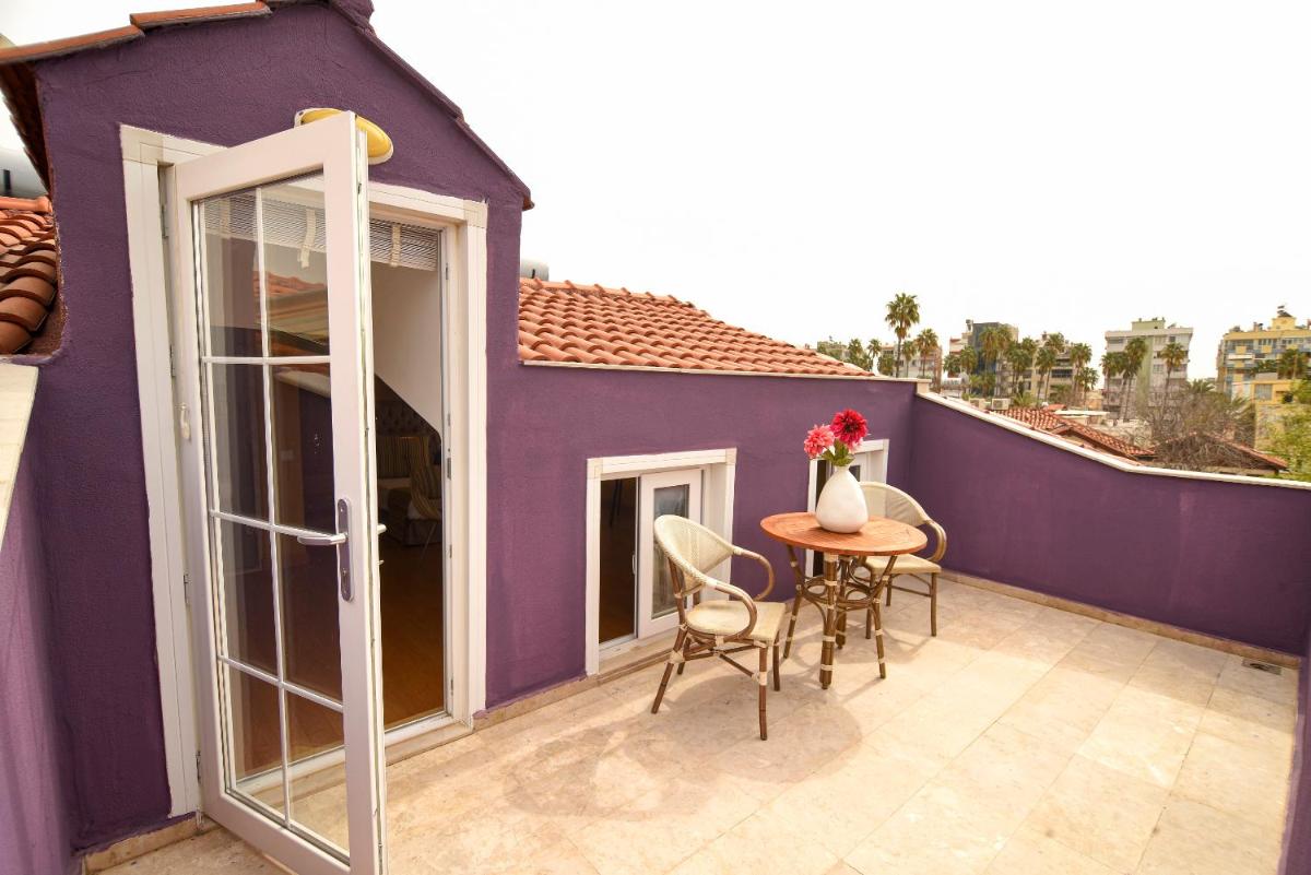 Spacious Penthouse with Terrace near Hadrian's Gate