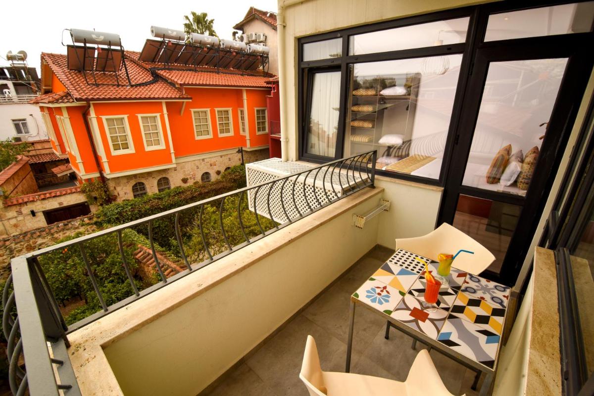Cozy Flat with Balcony near Hadrian's Gate