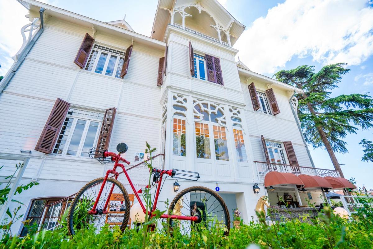 Kensington Prince's Island Historical Mansion