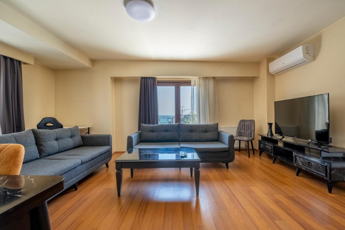 One Bedroom Apartment with Sea View