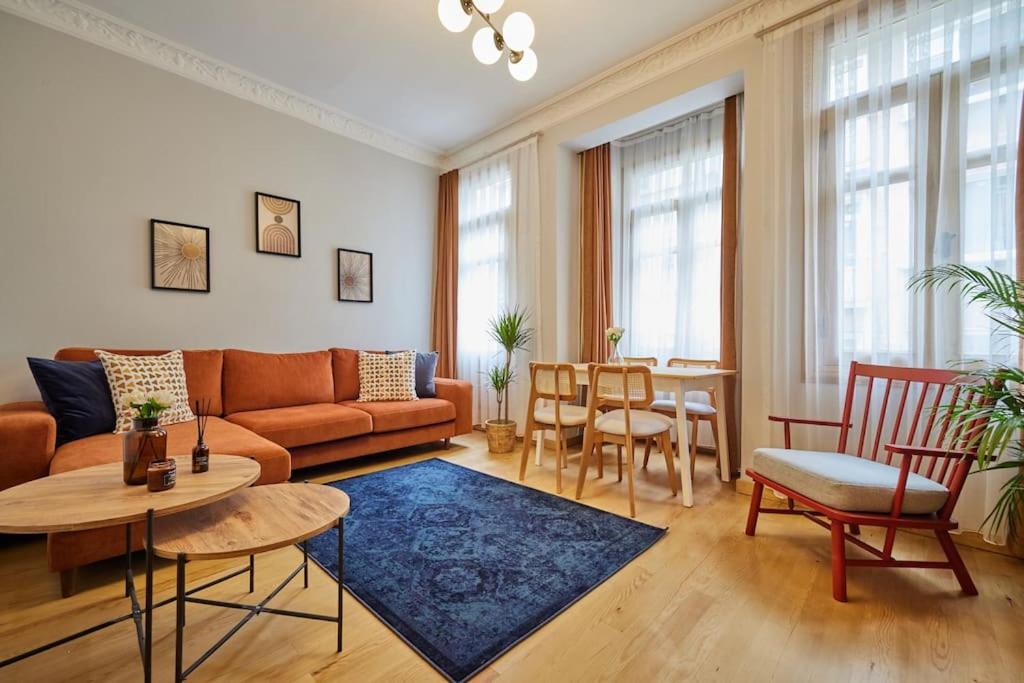 Spacious 2BR 3AC 2 Min to Metro