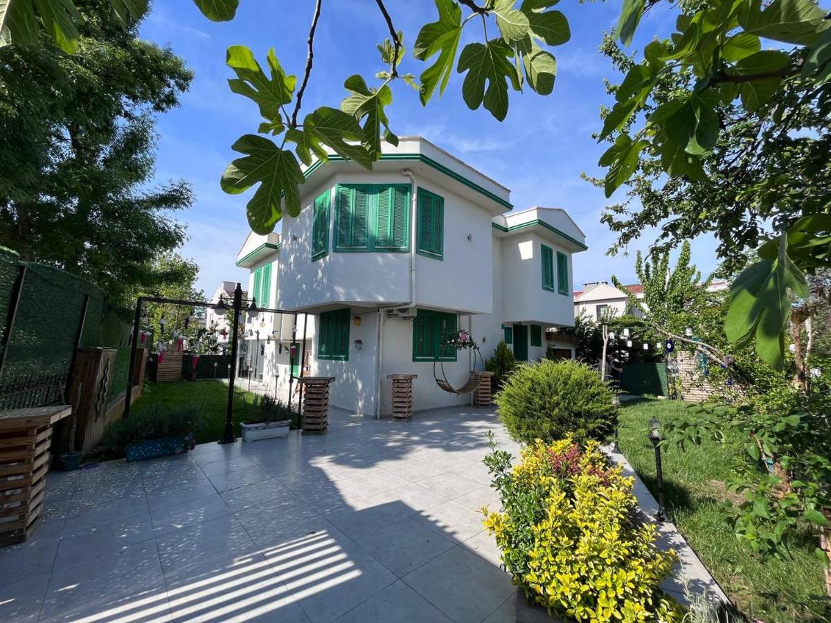 Yeşil Panjurlu Bahçeli Villa